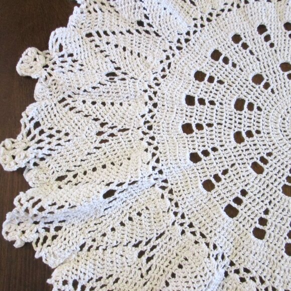 Vtg large 22"(56cm)round crocheted ecru white cotten table doily 22"(56cm) x 22" - Picture 6 of 11